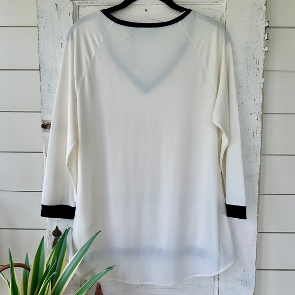 CYNTHIA ROWLEY, NWT, WHITE TOP WITH CONTRASTING BLACK TRIM. V-NECK. SIZE S - Picture 7 of 10